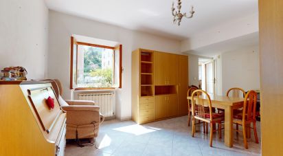 Farm 8 rooms of 145 m² in Genova (16155)