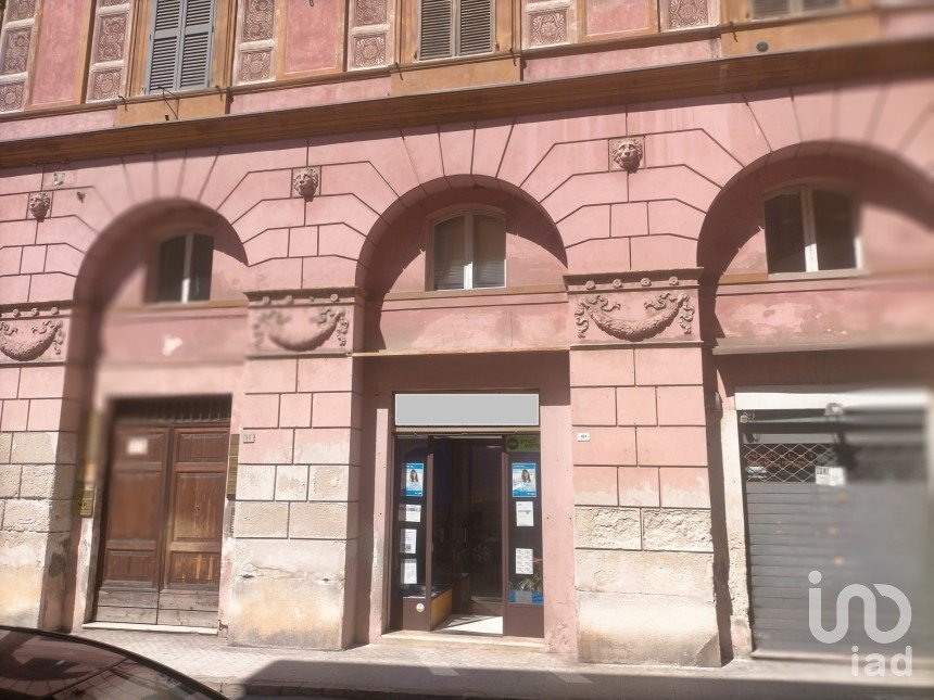 Shop / premises commercial of 48 m² in Ancona (60131)