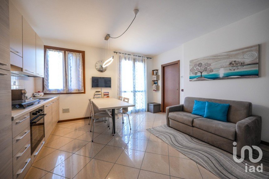 Two-room apartment of 52 m² in Bologna (40132)