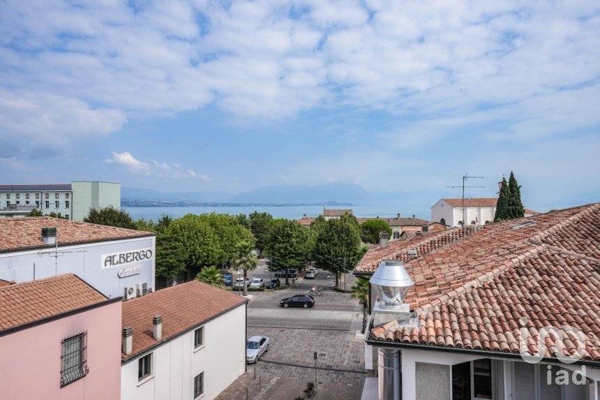 Attico / Mansarda / Loft 3 locali di 109 m² a Desenzano del Garda (25015)