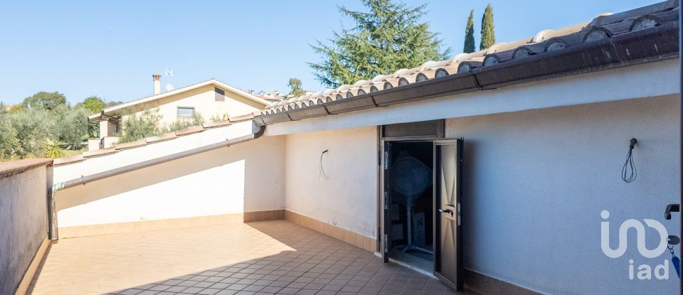 Villa 7 locali di 220 m² in Fara in Sabina (02032)