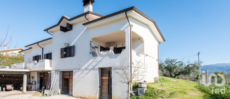 Villa 7 locali di 220 m² in Fara in Sabina (02032)