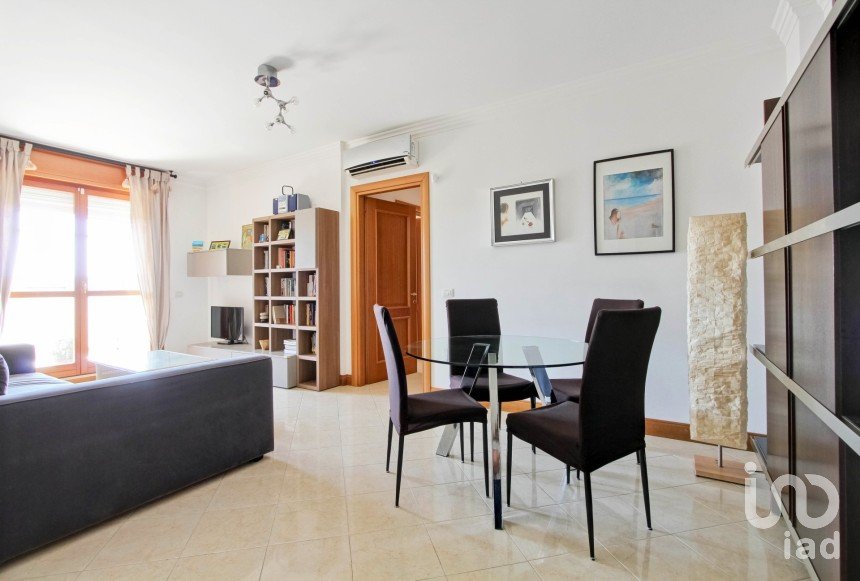 Two-room apartment of 62 m² in Roma (00139)