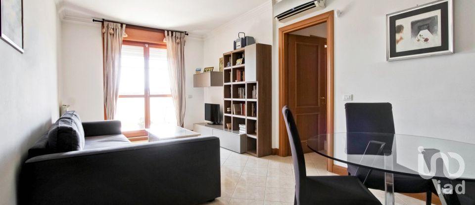 Two-room apartment of 62 m² in Roma (00139)