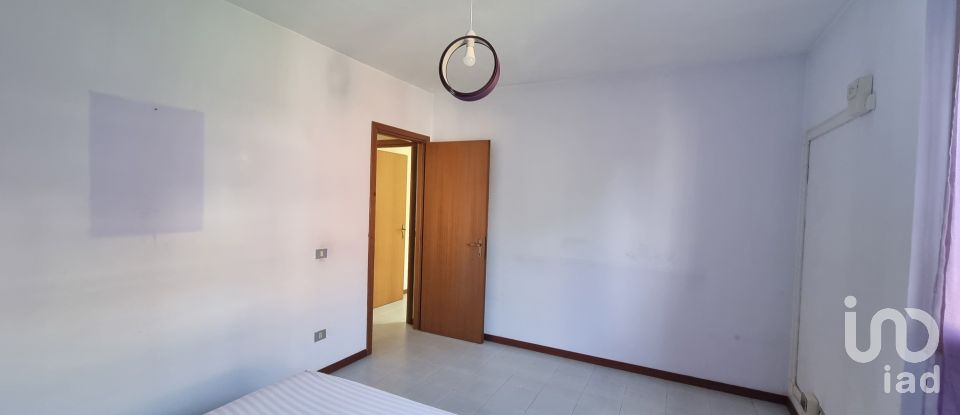 Apartment 7 rooms of 99 m² in Roma (00144)