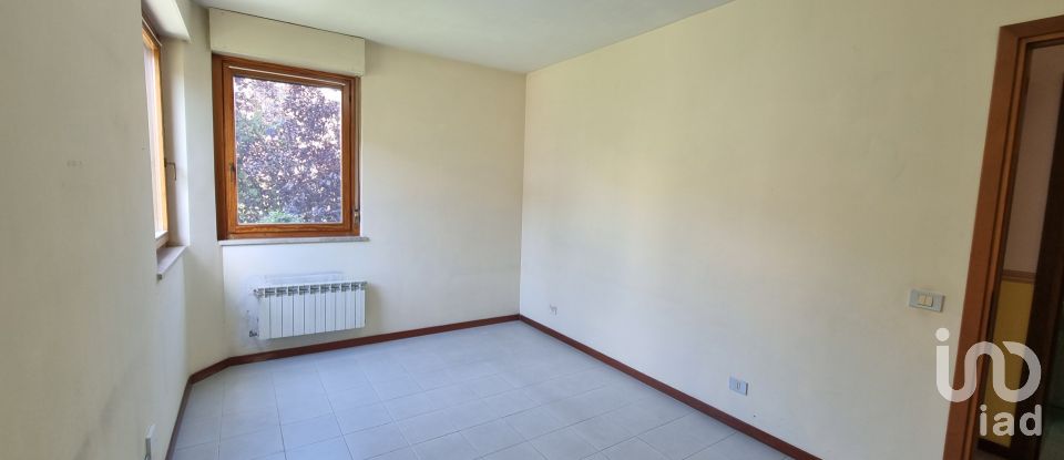 Apartment 7 rooms of 99 m² in Roma (00144)