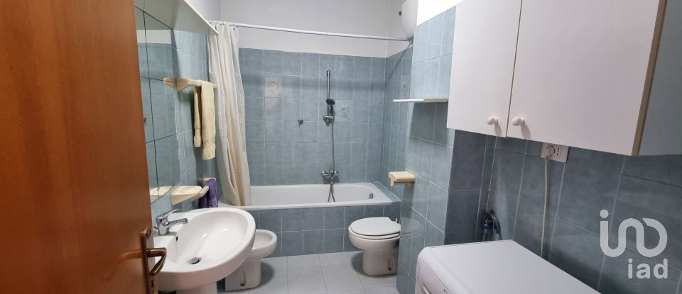 Apartment 7 rooms of 99 m² in Roma (00144)