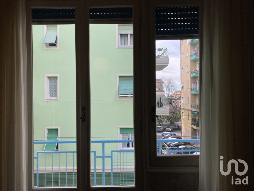 Apartment 7 rooms of 121 m² in Genova (16155)