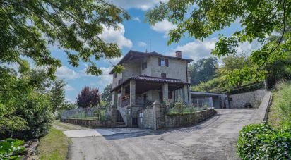 Casa indipendente 9 locali di 324 m² in Tizzano Val Parma (43028)