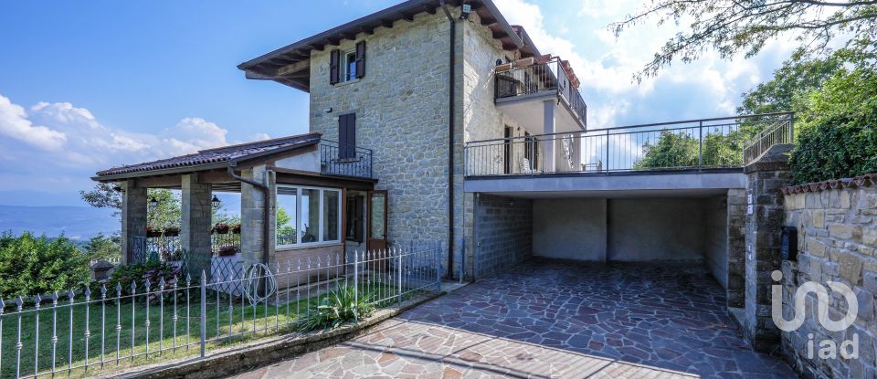 Casa indipendente 9 locali di 324 m² in Tizzano Val Parma (43028)