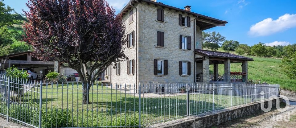 Casa indipendente 9 locali di 324 m² in Tizzano Val Parma (43028)