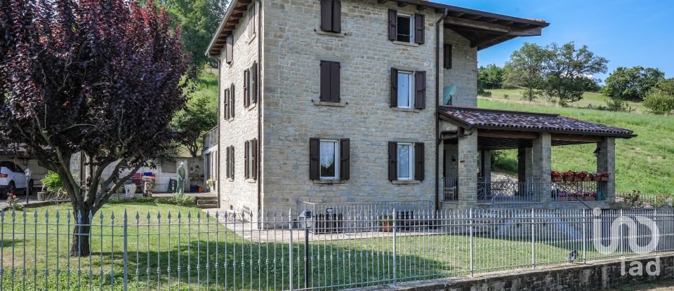 Casa indipendente 9 locali di 324 m² in Tizzano Val Parma (43028)