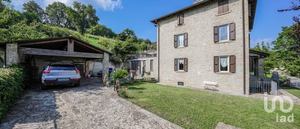 Casa indipendente 9 locali di 324 m² in Tizzano Val Parma (43028)