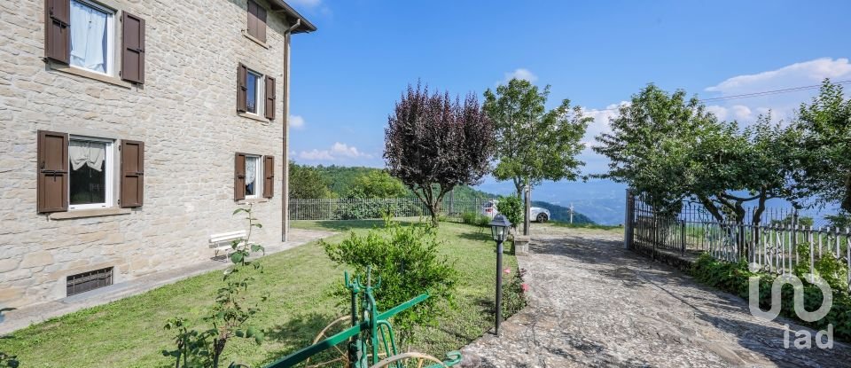 Casa indipendente 9 locali di 324 m² in Tizzano Val Parma (43028)