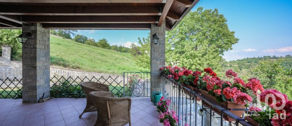 Casa indipendente 9 locali di 324 m² in Tizzano Val Parma (43028)