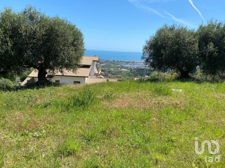 Land of 1,500 m² in Colonnella (64010)