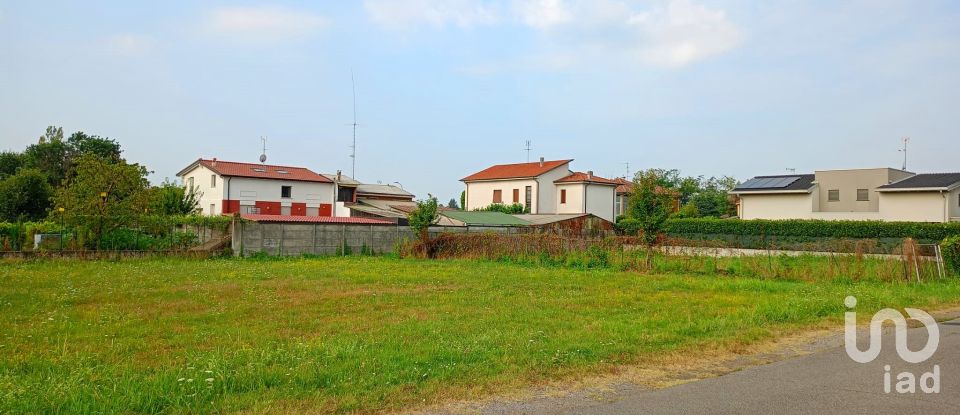 Land of 606 m² in Seregno (20831)