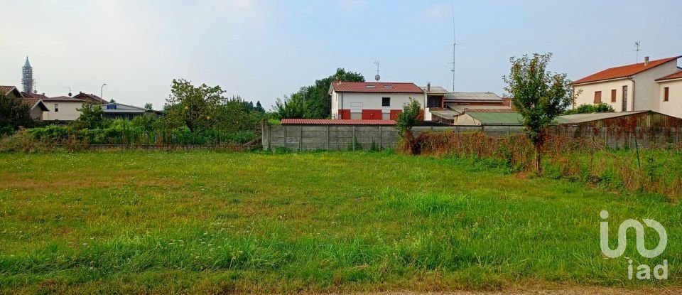 Land of 606 m² in Seregno (20831)