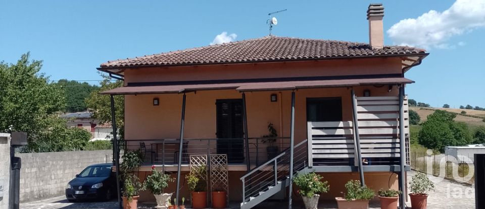 Casa 15 locali di 250 m² in Fabriano (60044)