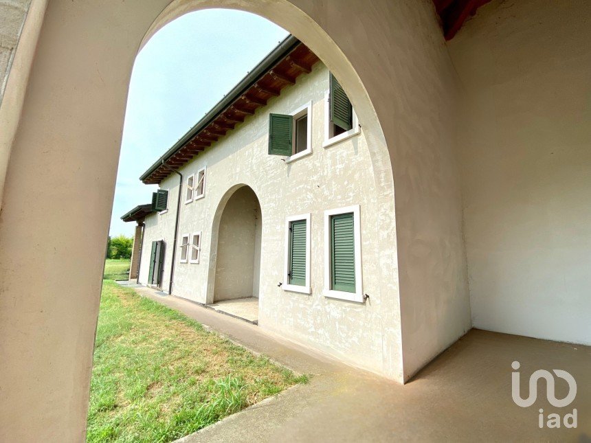 Farm 16 rooms of 440 m² in Ponti sul Mincio (46040)