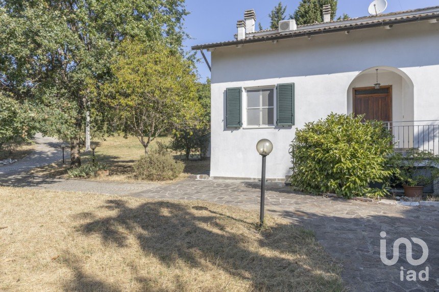 Farm 6 rooms of 280 m² in Montefano (62010)