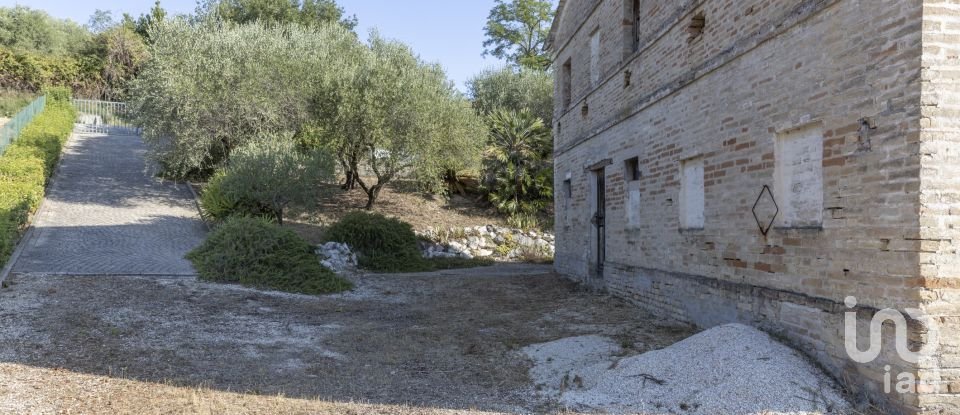 Farm 6 rooms of 280 m² in Montefano (62010)