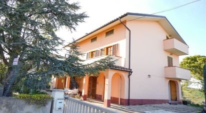 Villa Bifamiliare 14 locali di 330 m² in Mosciano Sant'Angelo (64023)