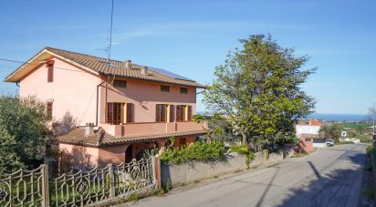 House boat 14 rooms of 330 m² in Mosciano Sant'Angelo (64023)