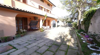 Villa Bifamiliare 14 locali di 330 m² in Mosciano Sant'Angelo (64023)