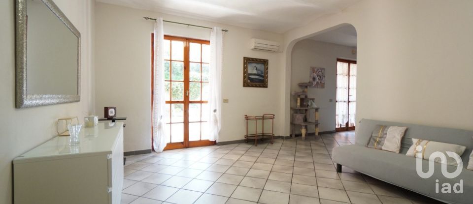 Villa Bifamiliare 14 locali di 330 m² in Mosciano Sant'Angelo (64023)