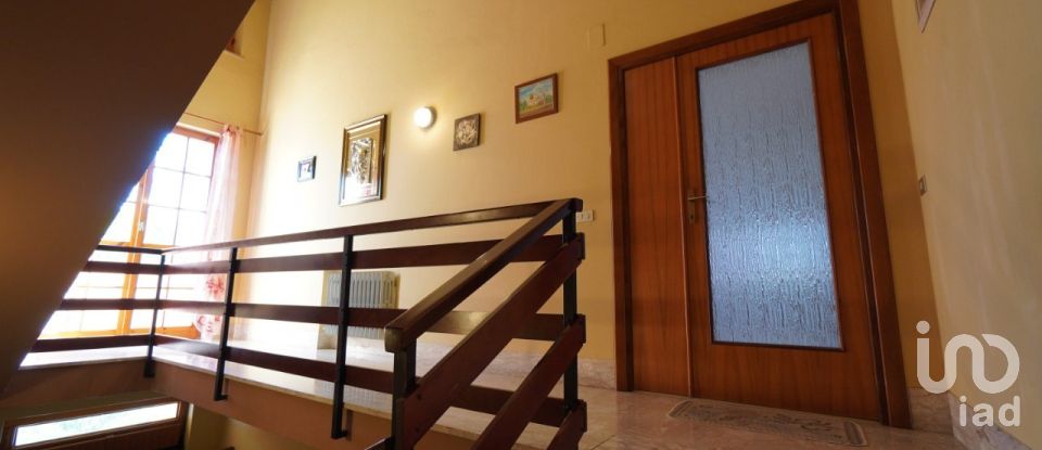 Villa Bifamiliare 14 locali di 330 m² in Mosciano Sant'Angelo (64023)