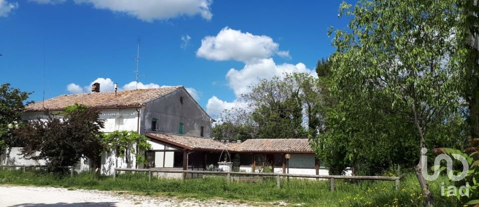 Rustico 15 locali di 2.750 m² in Osimo (60027)