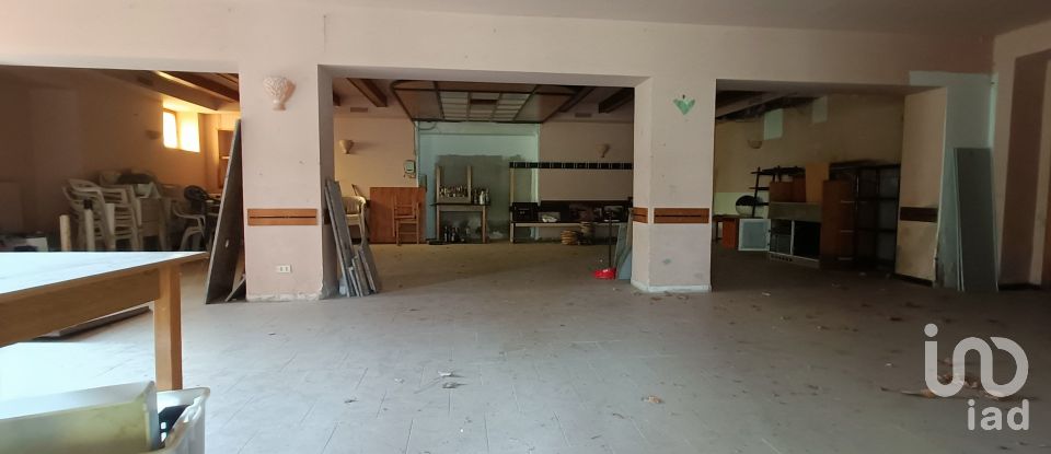 Rustico 15 locali di 2.750 m² in Osimo (60027)