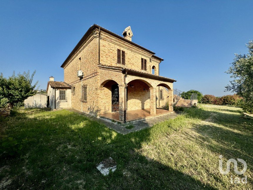 Villa 5 locali di 300 m² in Colonnella (64010)