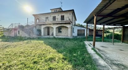 Farm 5 rooms of 300 m² in Colonnella (64010)