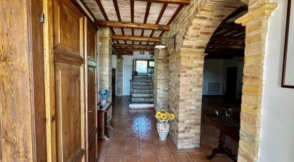 Villa 5 locali di 300 m² in Colonnella (64010)