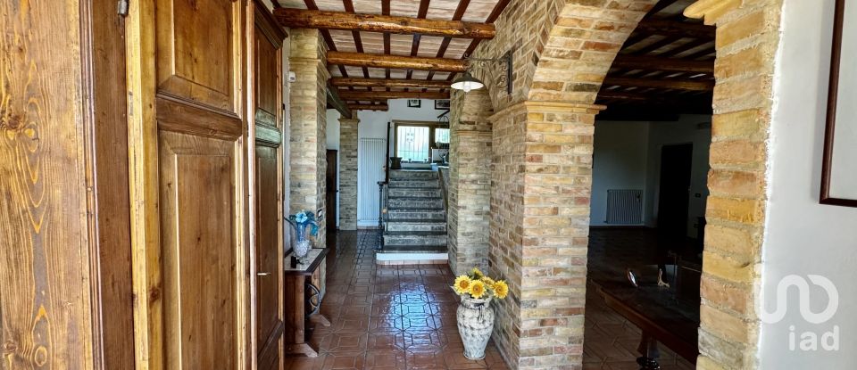 Farm 5 rooms of 300 m² in Colonnella (64010)