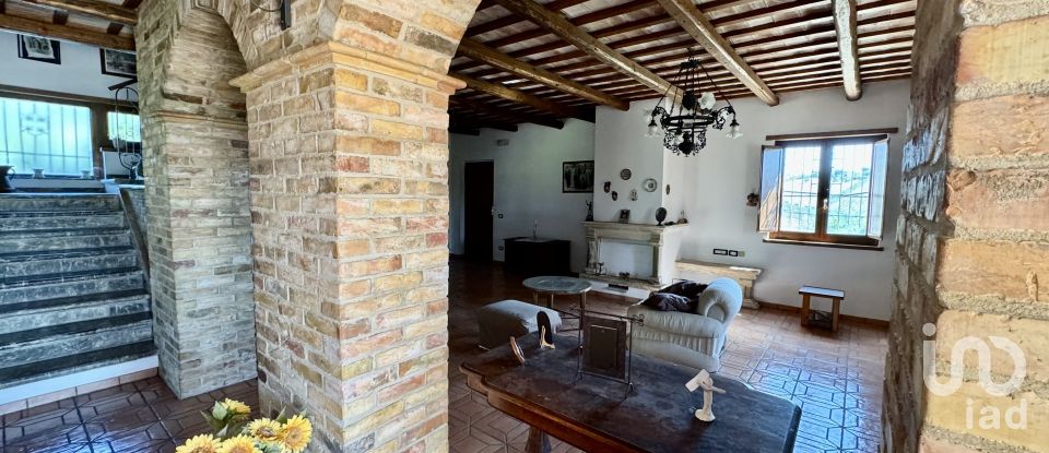 Farm 5 rooms of 300 m² in Colonnella (64010)