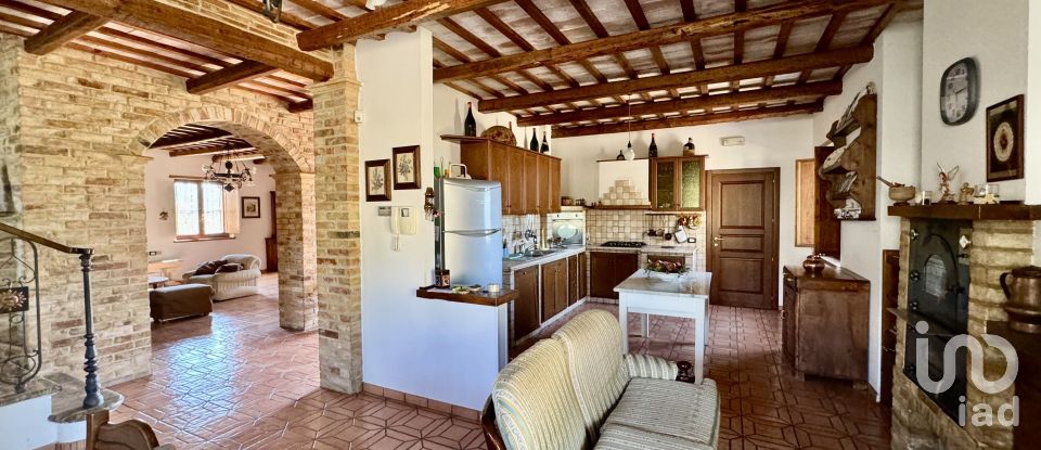 Farm 5 rooms of 300 m² in Colonnella (64010)