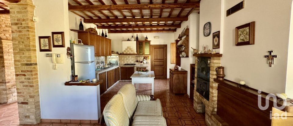 Farm 5 rooms of 300 m² in Colonnella (64010)