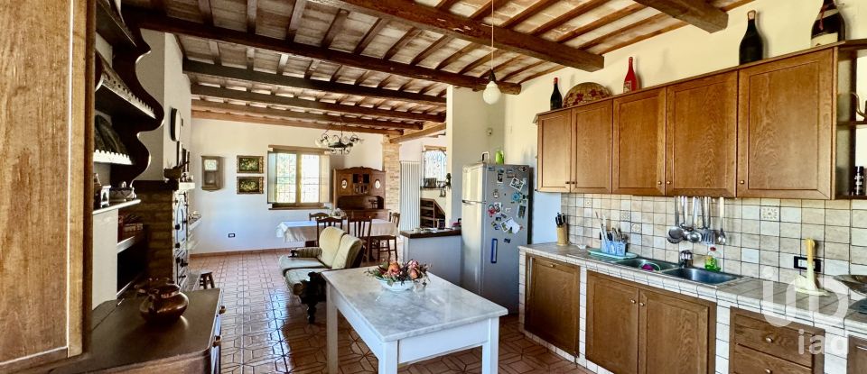 Farm 5 rooms of 300 m² in Colonnella (64010)