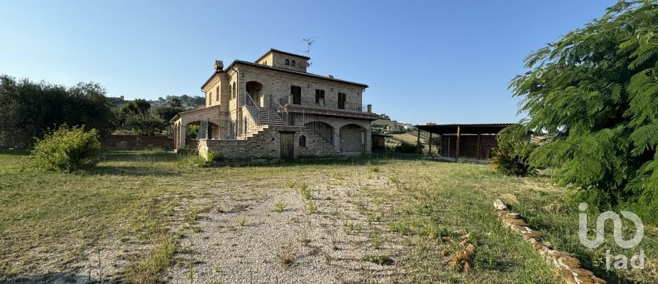 Farm 5 rooms of 300 m² in Colonnella (64010)