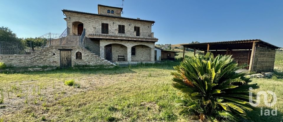 Farm 5 rooms of 300 m² in Colonnella (64010)