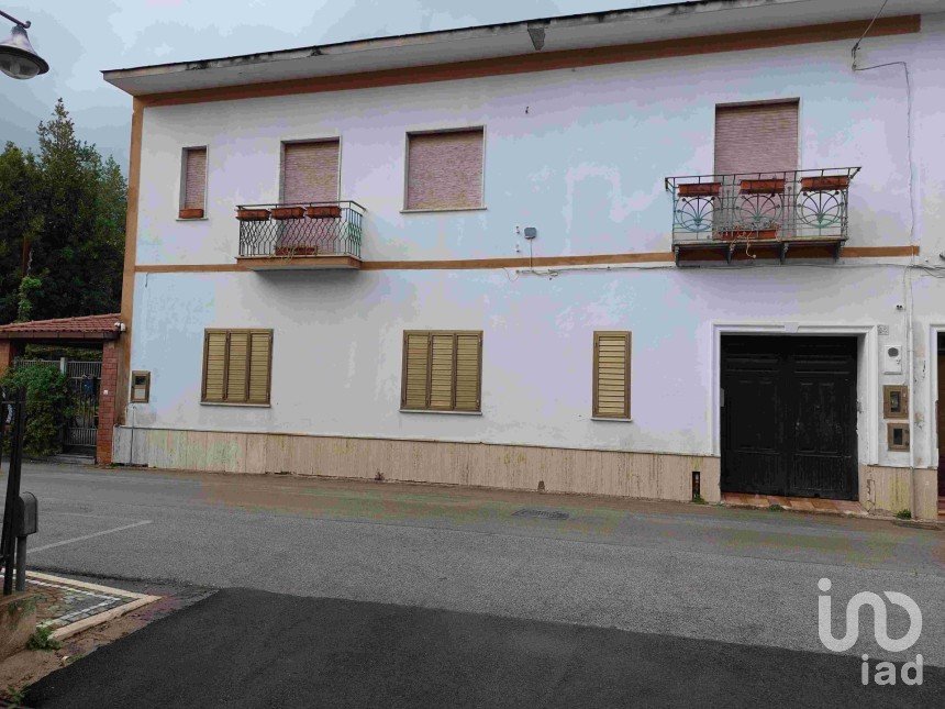 Town house 6 rooms of 200 m² in Camigliano (81050)