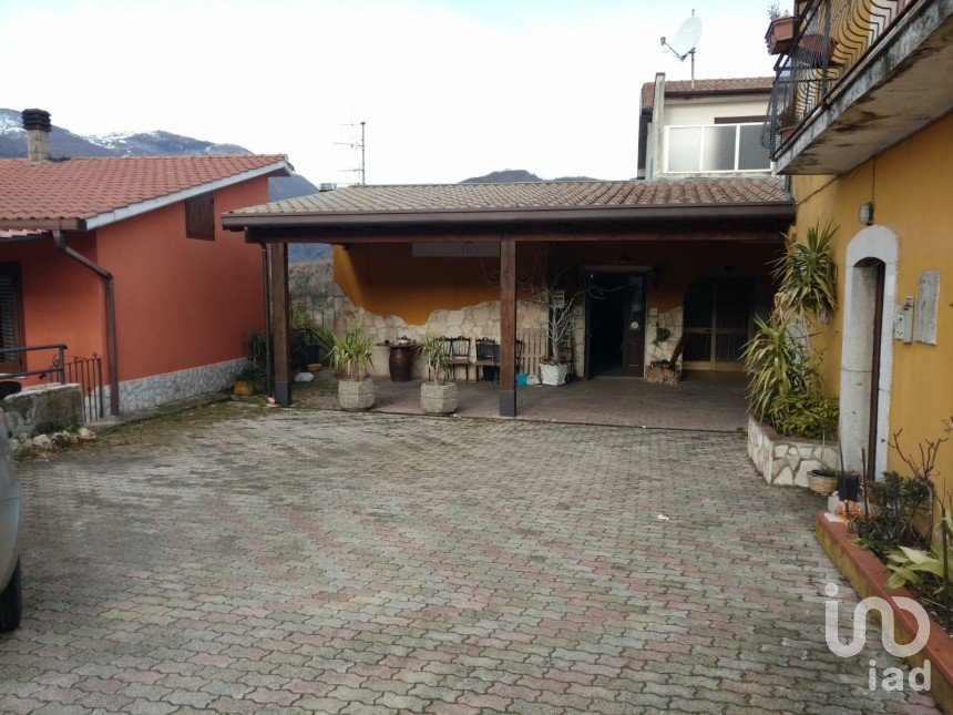 Negozio / locale commerciale di 139 m² in Cerreto Sannita (82032)