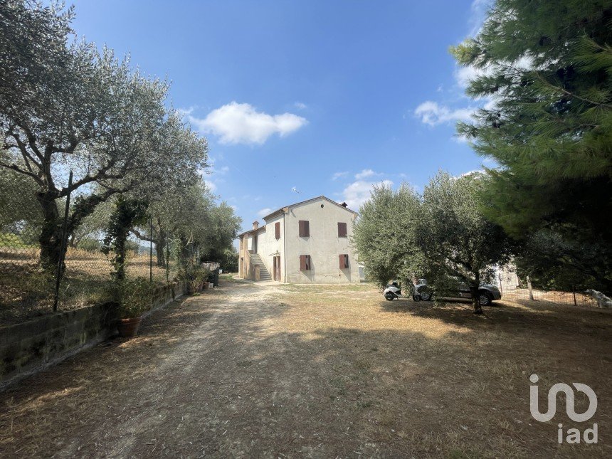 Farm 14 rooms of 340 m² in Civitanova Marche (62012)