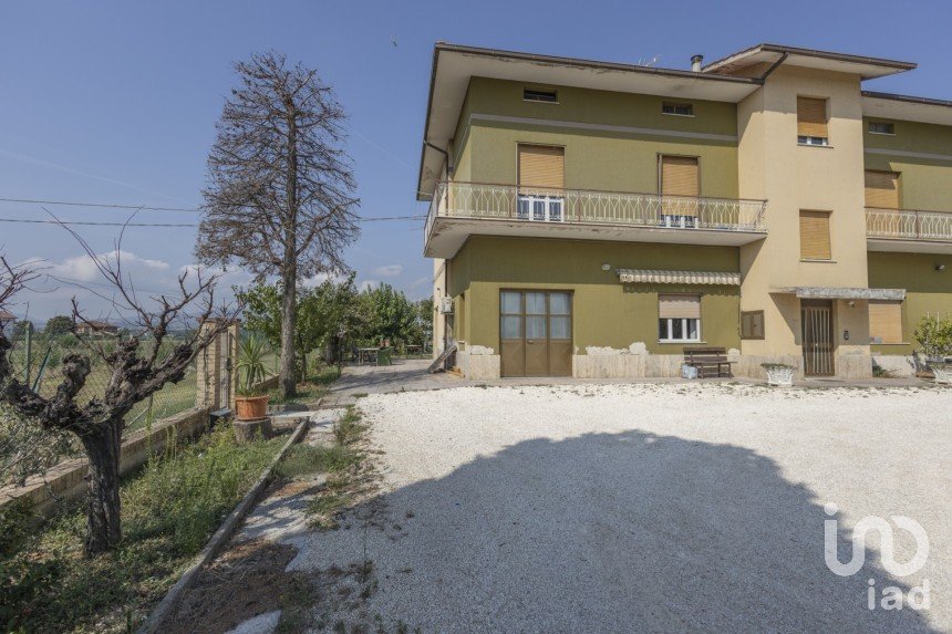 Villa Bifamiliare 7 locali di 200 m² a Treia (62010)