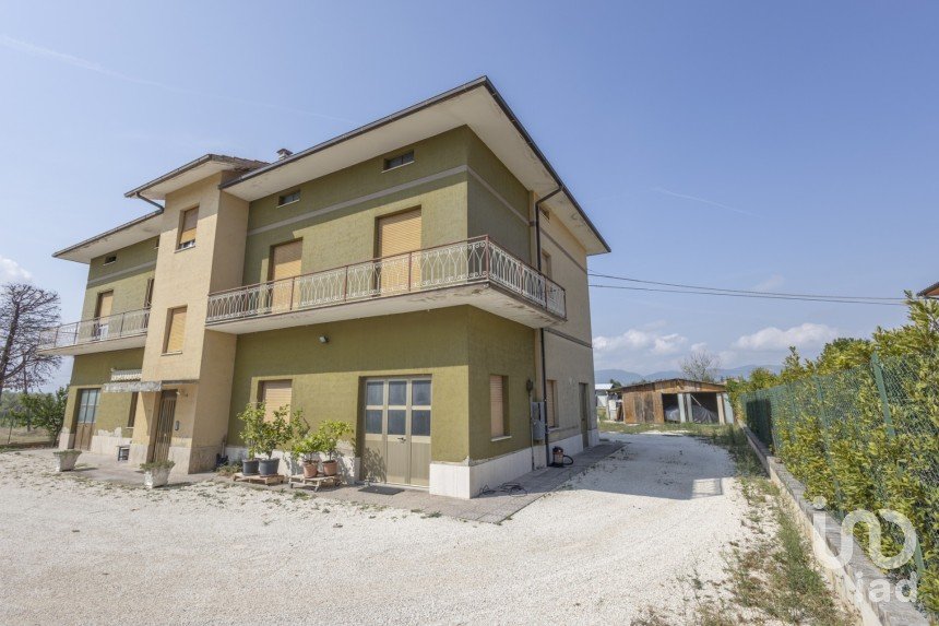 Villa Bifamiliare 6 locali di 180 m² a Treia (62010)