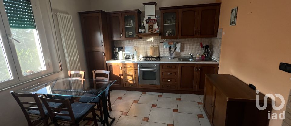 Palazzo / Stabile 4 locali di 65 m² a Falerone (63837)