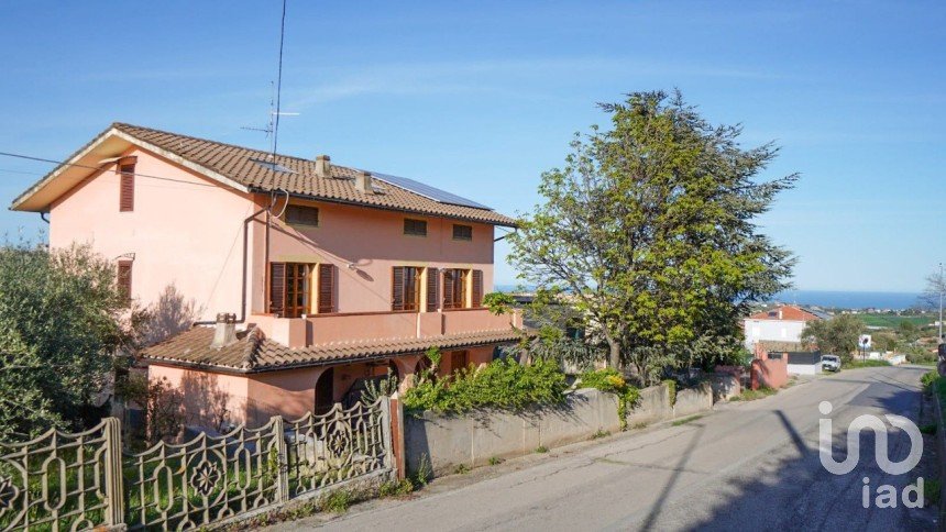 Duplex 10 rooms of 160 m² in Mosciano Sant'Angelo (64023)